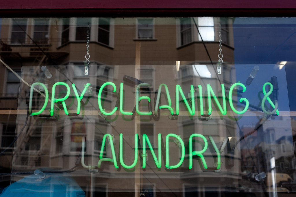 Anzüge in Schutzhüllen bereit zur Abholung bei Hub Clothing
